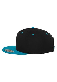 Cappello nero con visiera e bottone turchesi, dotato di occhietti turchesi. Realizzato in tessuto testurizzato con design a visiera piatta.