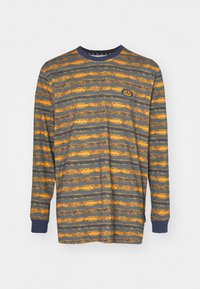 Långärmad tröja med rund hals i orange och grå horisontella borstad ränder, marinblå muddar och krage, samt en liten orange logotyp på bröstet.