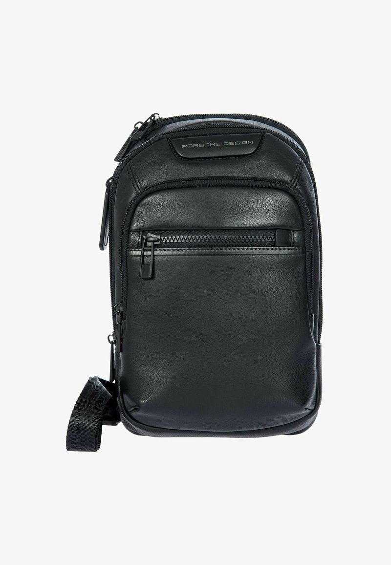 Borsa a spalla in pelle nera con scomparto principale con zip e tasca frontale. Presenta una tracolla robusta e un logo in rilievo sulla parte superiore.