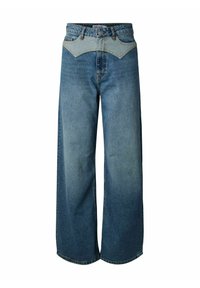 Jean en denim bleu à jambes larges avec un empiècement bleu clair à la taille, poches avant standards et passants pour ceinture.