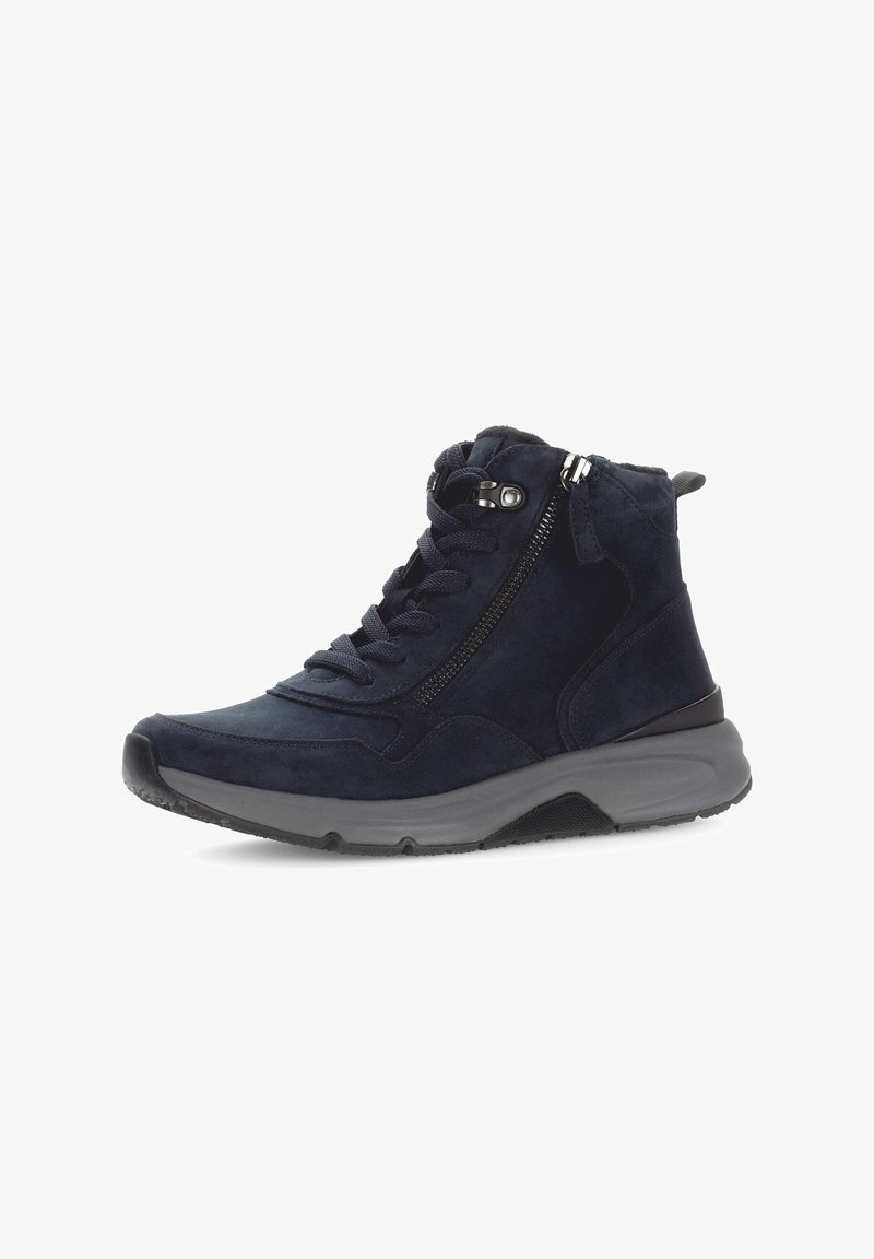 Las zapatillas altas de ante de color azul marino cuentan con cordones, un cierre lateral y una suela de goma texturizada para mayor agarre. Diseñadas con un cuello acolchado.