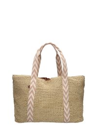 Geweven stro tote bag met een rechthoekige vorm, voorzien van beige chevronpatroon bandjes en een bruine leren accent aan de bovenkant.