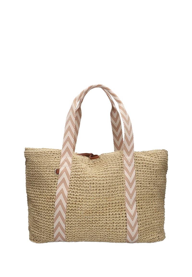 Geweven stro tote bag met een rechthoekige vorm, voorzien van beige chevronpatroon bandjes en een bruine leren accent aan de bovenkant.