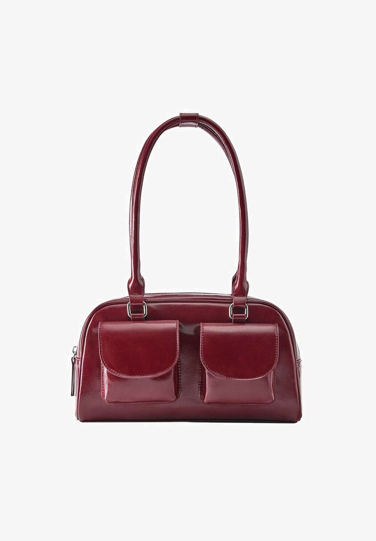 Sac à main en cuir rouge foncé avec deux poches avant à rabat et longues bandoulières, présenté sur fond blanc.