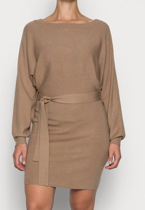 Damska sukienka dziana w kolorze wielbłądzim z długimi rękawami, łódkowym dekoltem i dopasowanym paskiem wiązanym w talii, pokazana od szyi do połowy uda.