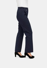 Marineblaue, flache Hose aus strukturiertem Stoff. Verfügt über einen lockeren Schnitt, seitliche Taschen und einen Gürtelschlaufe mit einem dekorativen Ring.