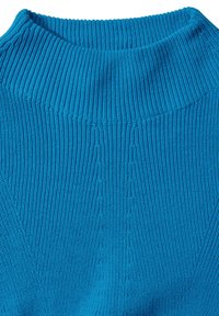 Strickrollkragensweater in leuchtendem Blau. Verfügt über eine gerippte Textur, eine figurbetonte Form und einen hohen Kragen. Keine Muster oder Akzente sichtbar.