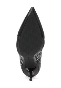 Mustad mustakateeline king, millel on terav varvas, kaunistatud hõbedaste helmestega, sile tekstuur ja kumer konts.