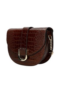 Borsa in pelle marrone con stampa a coccodrillo, dalla forma rotonda, chiusura a pattina magnetica, hardware argentato e un accent decorativo a catena.