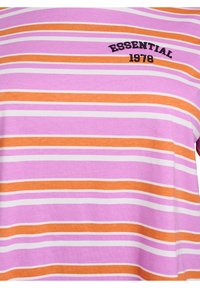 Triibuline T-särk roosade, valgete ja oranzhide horisontaalsete triipudega. Kaeluse lähedal on musta tikandiga tekst "ESSENTIAL 1978". Pehme puuvillane materjal.