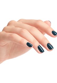 Donker petrolkleurige nagellak op verzorgde vingers, met een gladde, glanzende afwerking. Huidtint is licht met zichtbare fijne details.