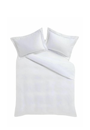Weißes Bett mit zwei Kissen und einer teilweise gefalteten Bettdecke, die glatten, faltenfreien Stoff und einfache Randverzierungen zeigt.