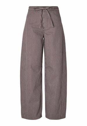 Pantalon taille haute à jambes larges avec de fines rayures verticales marron et blanches, poches avant et ceinture en tissu nouée à la taille.