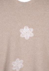 Maglione beige lavorato a maglia con fiori bianchi ricamati, scollo rotondo e un tessuto testurizzato. I semplici accenti floreali ne esaltano il design.