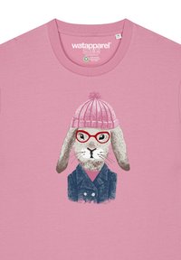 Rosa Baumwoll-T-Shirt mit einer Illustration eines Kaninchens, das eine gestrickte Mütze, eine rote Brille und eine blaue Jeansjacke trägt.