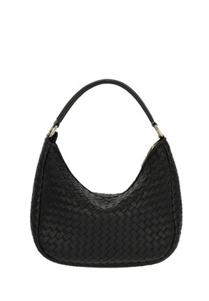 Czarna pleciona skórzana torba hobo z pojedynczym paskiem na ramię i zamkiem błyskawicznym z metalowymi złotymi wykończeniami na białym tle.