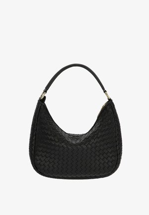Czarna pleciona skórzana torba hobo z pojedynczym paskiem na ramię i zamkiem błyskawicznym z metalowymi złotymi wykończeniami na białym tle.