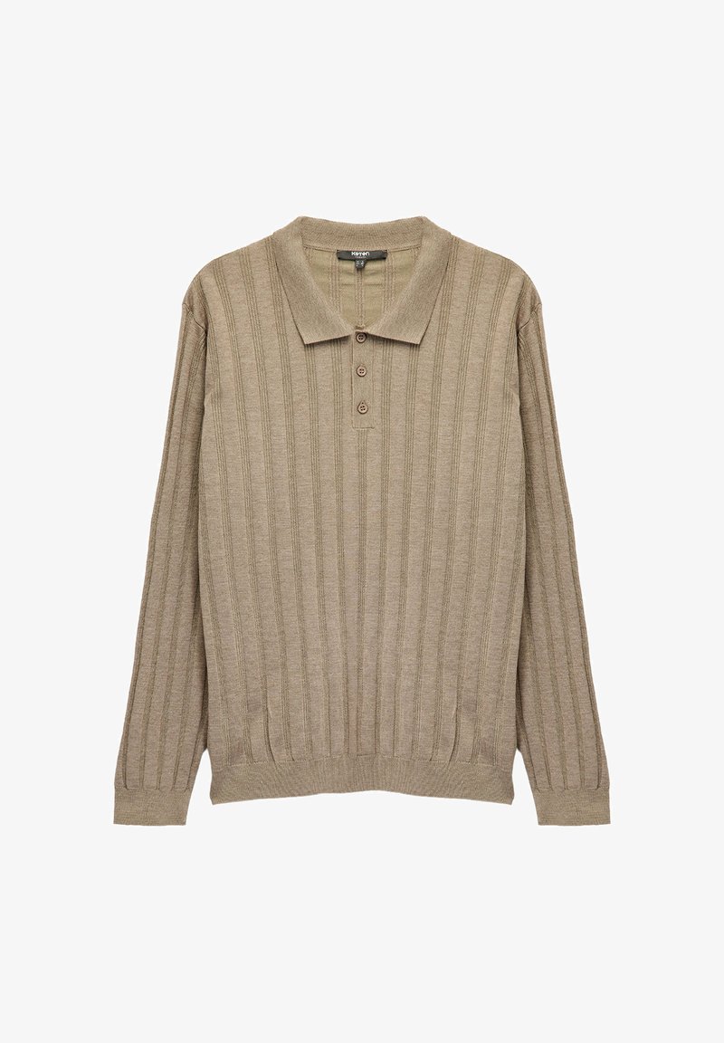 Suéter polo de manga larga beige con textura acanalada, tapeta de tres botones y un cuello clásico. Tela suave, diseño casual.