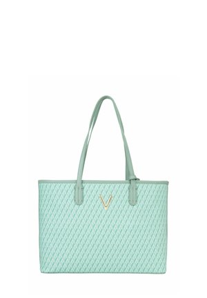 Sac cabas matelassé vert clair avec deux poignées supérieures et un logo doré en forme de V à l'avant. Texture lisse et forme rectangulaire structurée.