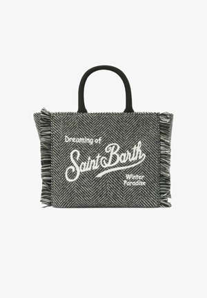Gestructureerde grijs-zwarte tote bag in visgraatpatroon met zwarte handvatten, voorzien van witte geborduurde tekst: "Dromen van Saint Barth Winter Paradise." Franje randen.