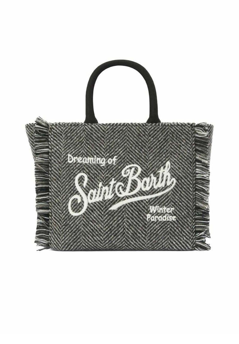 Borsa tote a spina di pesce grigio e nero con manici neri, con testo ricamato bianco: "Sognando il paradiso invernale di Saint Barth." Bordi sfrangiati.