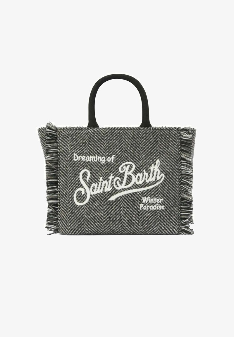 Borsa tote a spina di pesce grigio e nero con manici neri, con testo ricamato bianco: "Sognando il paradiso invernale di Saint Barth." Bordi sfrangiati.