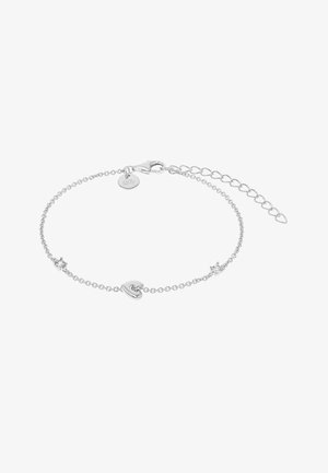 Pulsera delicada de plata con un pequeño dije en forma de corazón y dos diminutas gemas claras, con cierre de cadena ajustable.