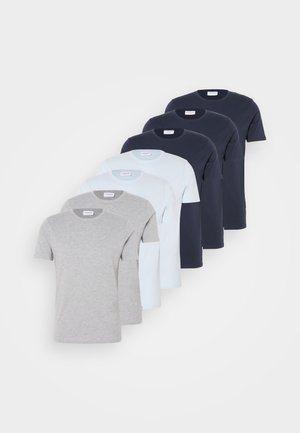 Six t-shirts à manches courtes en gris, bleu clair et marine, en coton. Chacun a un col rond et une coupe régulière.