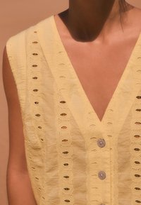 Next REGULAR FIT - BRODERIE - Weste - yellow