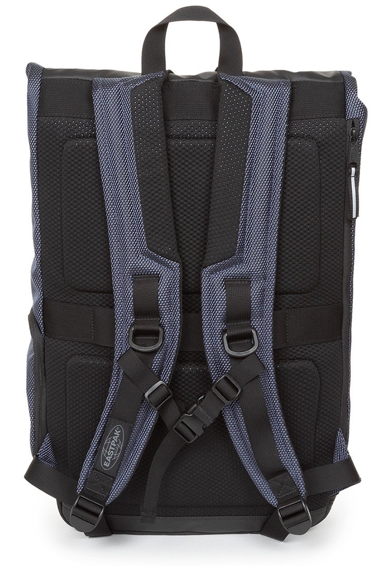 Sac à dos noir avec dos en mesh rembourré, bretelles ajustables et poche zippée. Présente des accents gris et un design rectangulaire épuré.