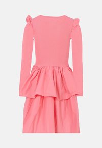 Abito rosa a maniche lunghe con parte superiore a coste, spalle arricciate e gonna a strati, mostrato di spalle su sfondo bianco.