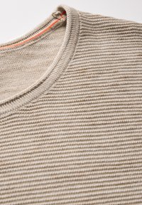 Maglione beige a righe con scollatura a coste. La texture è morbida, con sottili righe orizzontali e un accento arancione sul colletto interno.