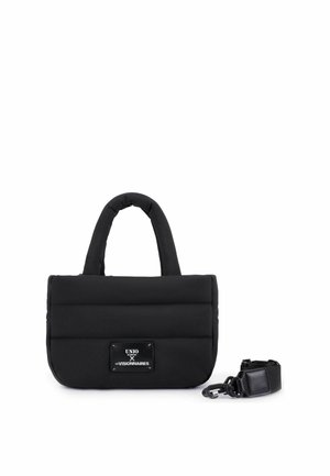 Borsa imbottita nera con due manici, patch logo frontale e tracolla staccabile su sfondo bianco.