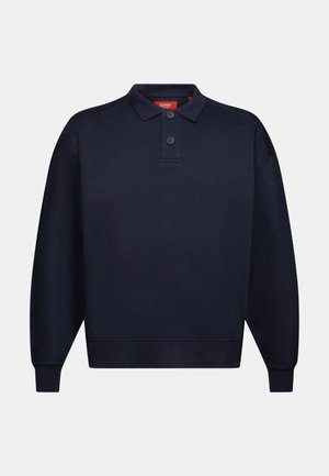 Donkerblauwe poloshirt met lange mouwen, twee knopen, geribbelde boorden en een kraag, weergegeven tegen een effen achtergrond.