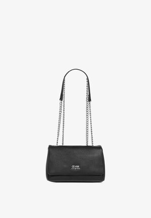 Czarna skórzana torba na ramię o teksturowanym wykończeniu, z srebrnym łańcuszkiem i eleganckim designem. Posiada logo z przodu oraz zapięcie na klapkę.