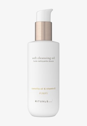 Hvid flaske med blød renseolie med pumpe, mærket med kameliaolie, vitamin E og mærket Rituals PURIFY.