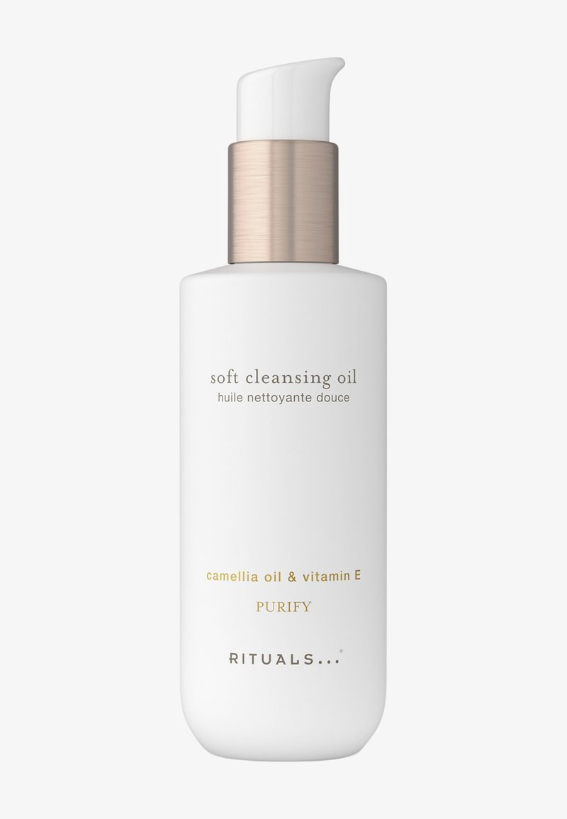 Botella blanca de aceite limpiador suave con dosificador de bomba, etiquetada con aceite de camelia, vitamina E y marca Rituals PURIFY.