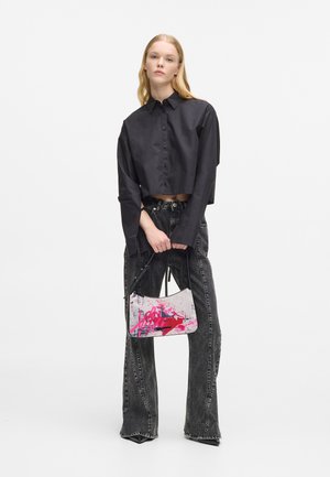 Mustast lõhikutest nööbitav lühike särk, mida kannavad kõrge vöökohaga kulunud mustad teksad. Värvikas trükitud käekott, millel on roosad aktsendid ja tõmblukk.