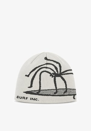 Jasnoszara dzianinowa czapka z czarną abstrakcyjną, pajęczopodobną postacią na desce surfingowej oraz tekstem "SURF INC." na dolnym brzegu.