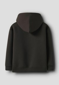 Melnā kapuce ar gludu tekstūru, ribotām piedurknēm un brīvu griezumu. Kapuce ir noapaļota, un audums izskatās biezs un silts.