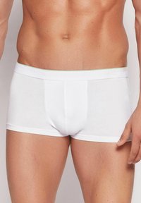 Białe bokserki wykonane z miękkiego materiału, z dopasowanym krojem, zielonym akcentem w pasie i wyraźnie zdefiniowanym przednim kieszonką.
