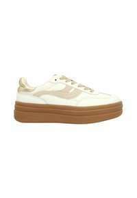 Sneaker bianco con un design crema e beige, superiore in pelle texturizzata, dettagli dorati, suola di gomma marrone spessa e lacci piatti.