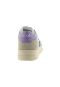 Sneaker mit einem grauen und beigen Obermaterial aus Wildleder, blauen Akzenten und einem lilafarbenen Fersenbereich. Weiße Gummisohle mit rundem Design. "Victoria"-Logo auf der Rückseite.