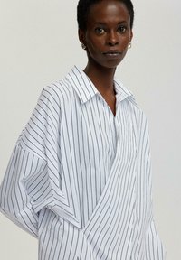 Touché Privé STRIPED LONG WITH TIES - Camicetta - white
