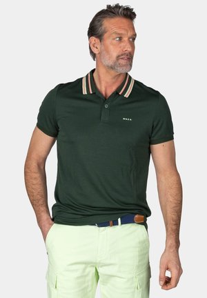 Donkergroene polo met een gestreepte kraag in rood en wit. Korte mouwen en een slim fit ontwerp. Heeft een klein logo op de borst.