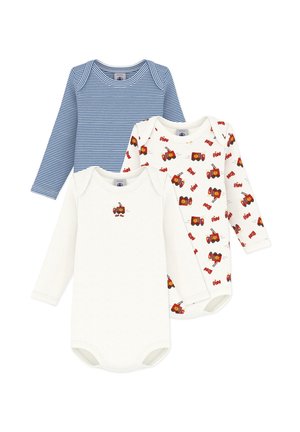 Drei langärmelige Babybodys, eines blau mit weißen Streifen, eines weiß mit kleinem Feuerwehrauto-Druck und eines einfarbig weiß mit kleinem Feuerwehrauto-Aufnäher.