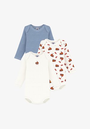 Drie babyrompers met lange mouwen, één blauw met witte strepen, één wit met een kleine brandweerwagenprint en één effen wit met een kleine brandweerwagenpatch.
