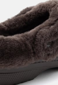 Crocs UNISEX - Papuče - espresso