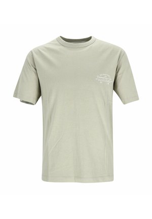 Hellgraues T-Shirt mit Rundhalsausschnitt und kurzen Ärmeln mit kleinem weißen Textlogo auf der linken Brust.