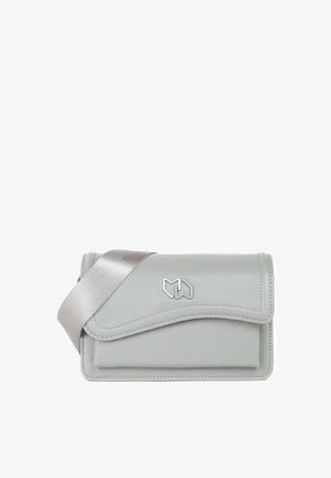 Grå læder crossbody taske med rektangulær form, udstyret med en satinsølvstrop og et geometrisk logo på forsiden.